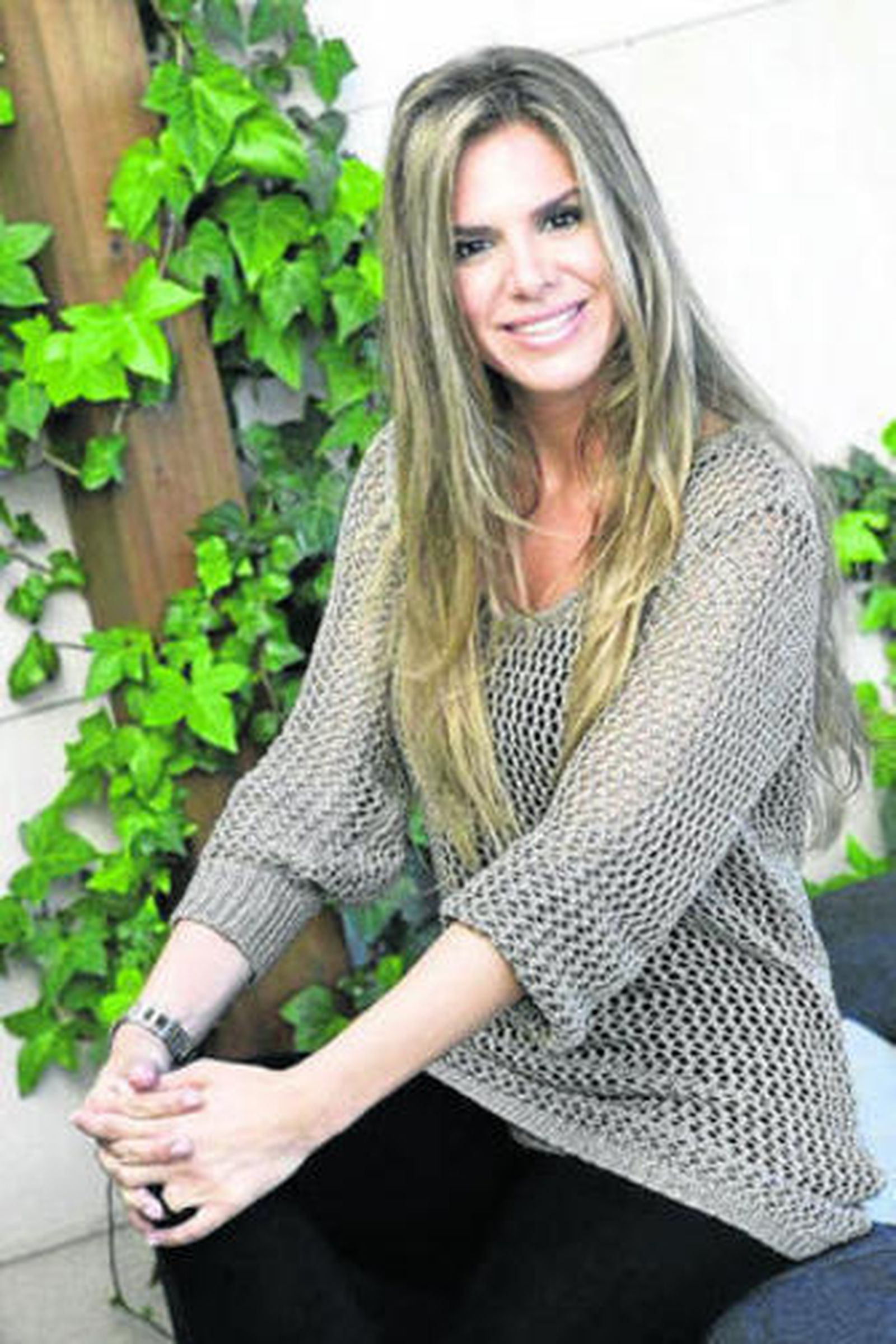 La autora Myriam Yébenes; abajo, la portada de su primer libro.