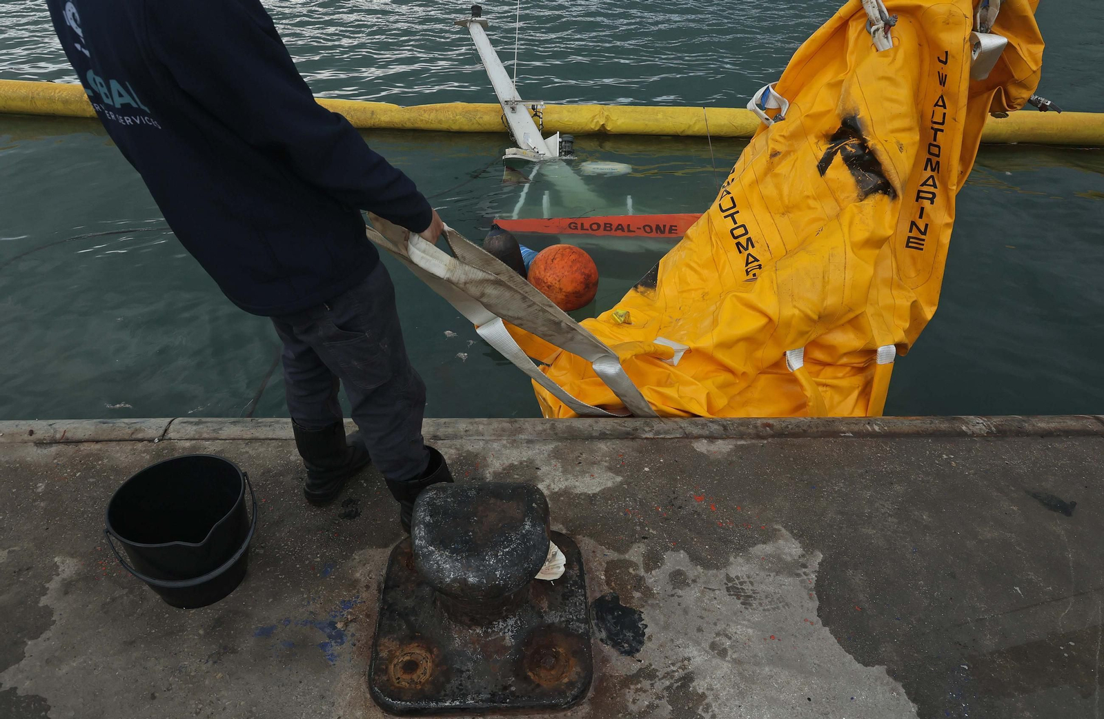 Fotos del reflote del Global One en el puerto de Algeciras