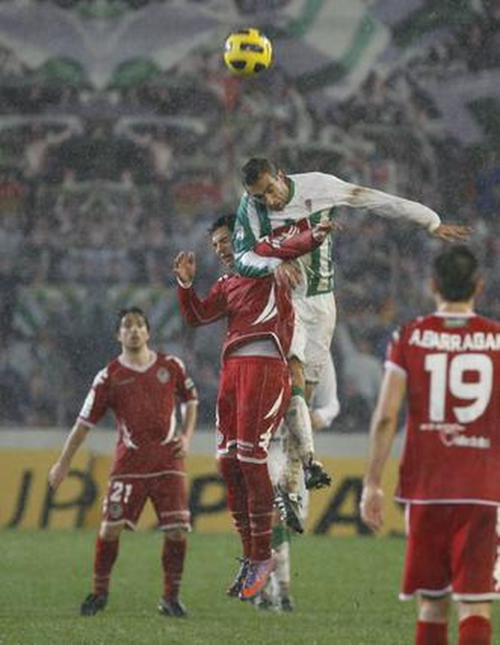 El Córdoba vence al Valladolid 1-0 bajo un diluvio en el Arcángel. / José Martínez