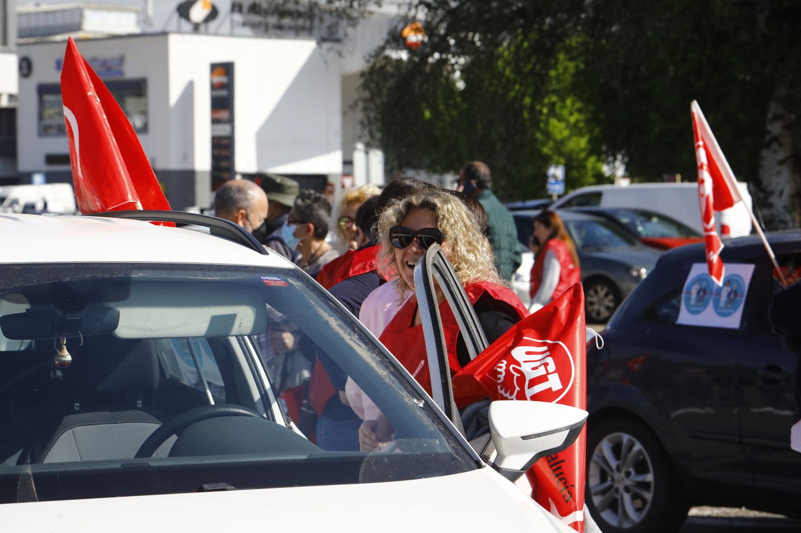 La caravana de coches de UGT en apoyo a las trabajadoras de ayuda a domicilio de Córdoba, en imágenes