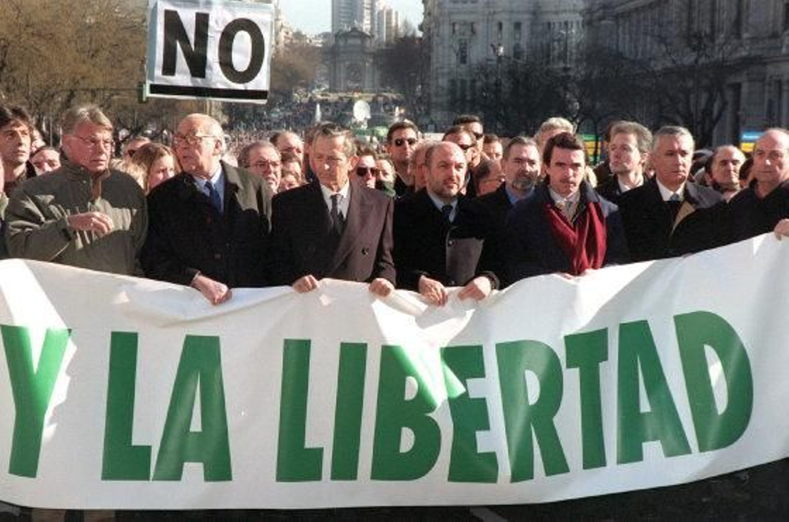 Felipe González, Leopoldo Calvo Sotelo, Adolfo Suárez, Joaquín Almunia, José María Aznar, Javier Arenas y Francisco Frutos portan la pancarta que abrió la manifestación convocada el 23 de enero de 2000 para exigir el fin del terrorismo. 

Foto: EFE