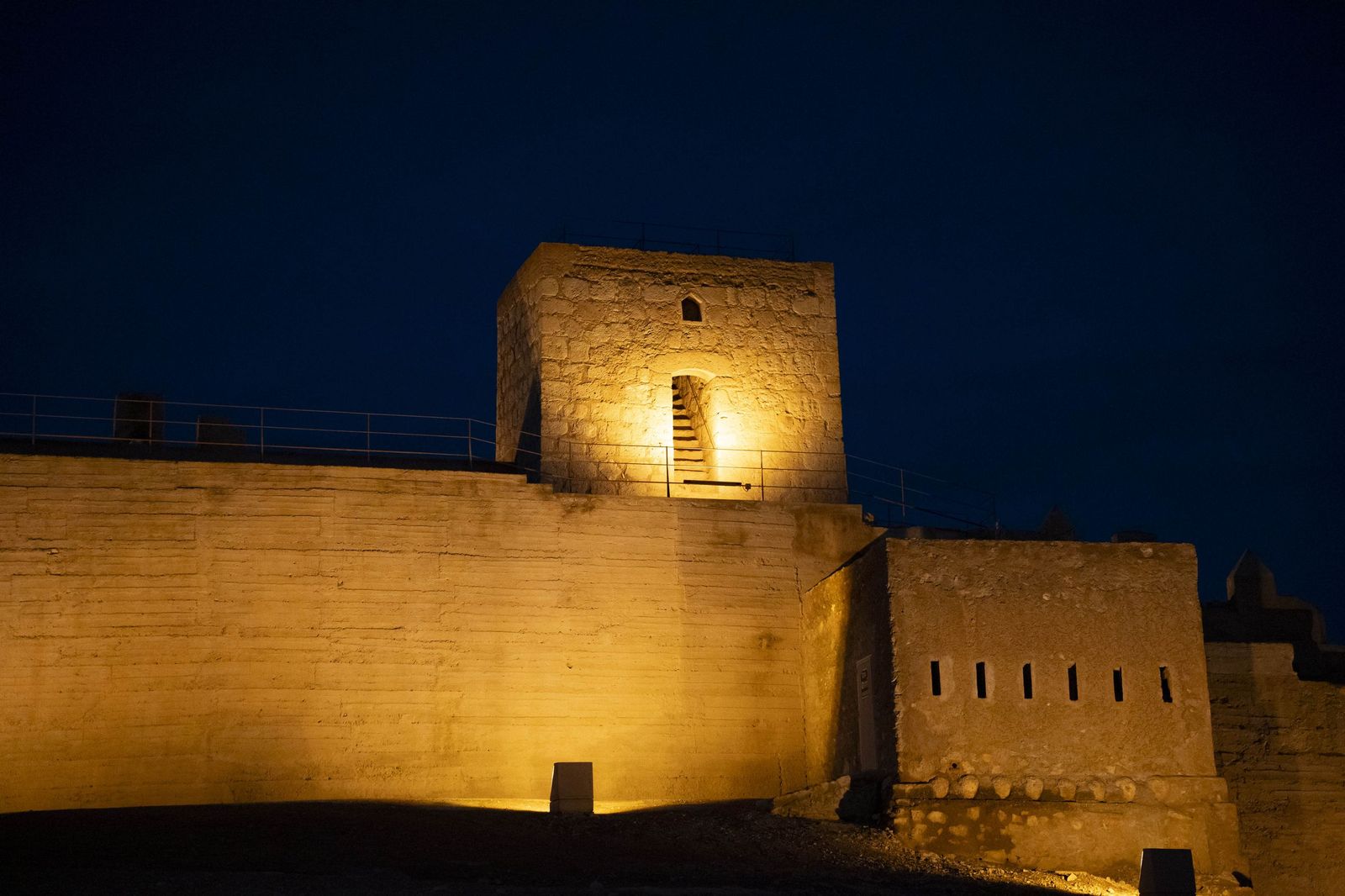 Las murallas del Cerro de San Cristóbal se encienden para iluminar Almería