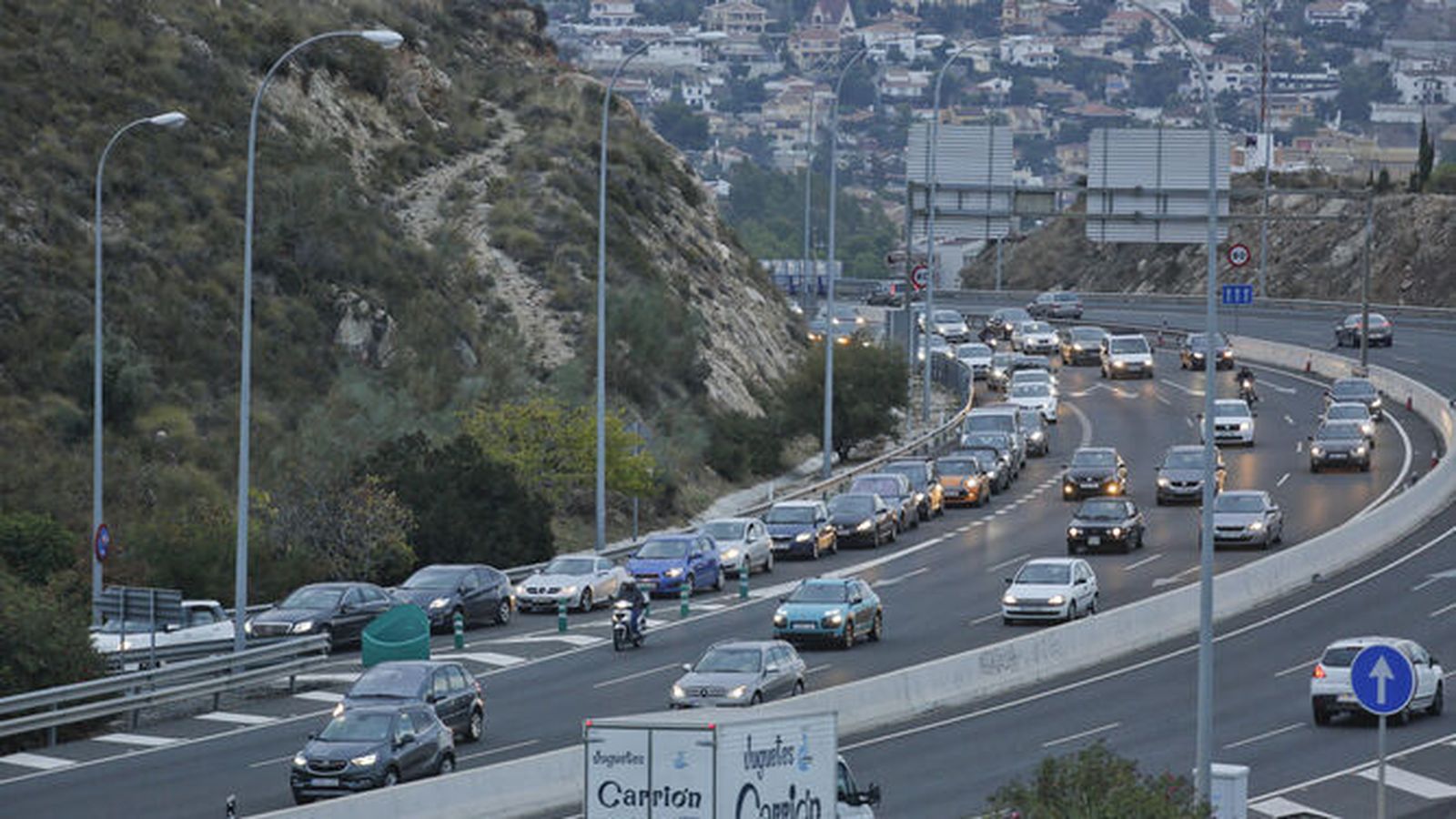 Imagen de archivo de un atasco en la A-7 a su paso por Málaga capital