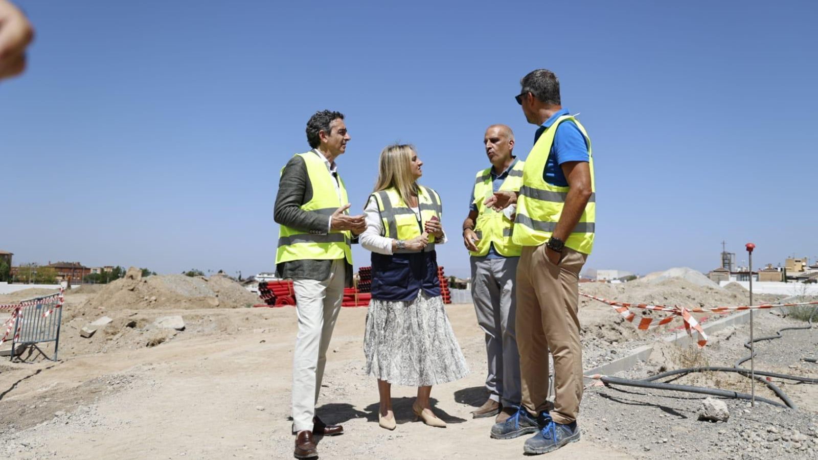 La alcaldesa y el concejal de Urbanismo en la visita a la parcela.