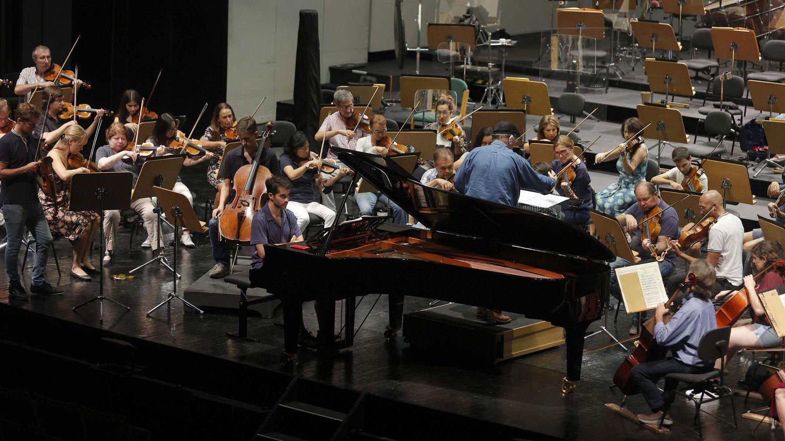 Otro momento del ensayo con la ROSS, que dirige su titular, Marc Soustrot.