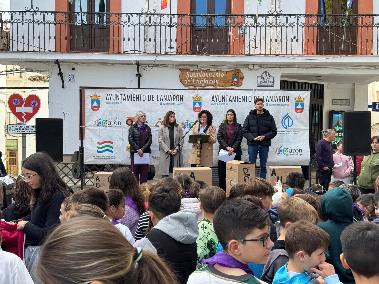 Lectura manifiesto a las puertas del AYuntamiento de Lanjarón con motivo del 25N.