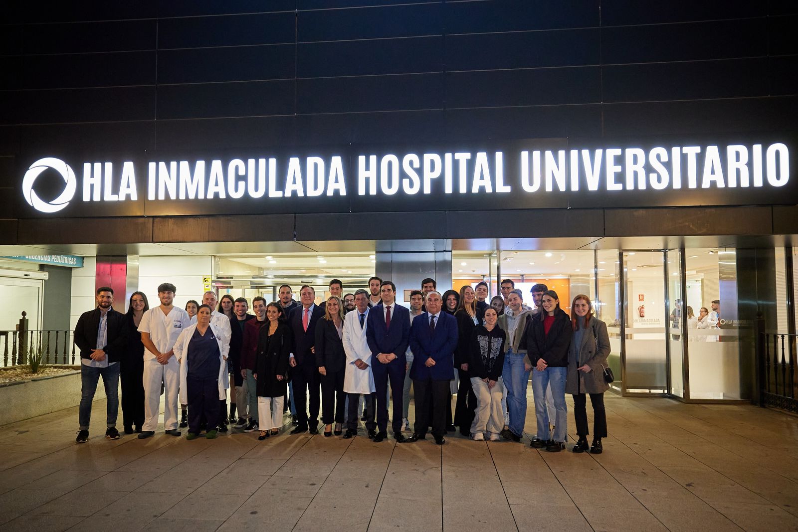 La alcaldesa de Granada, Marifrán Carazo, junto a Valeriano Torres,  consejero delegado del Grupo Hospitalario HLA, Valeriano Torres y el Dr. Francisco Martí, director médico del centro en una foto de familia.