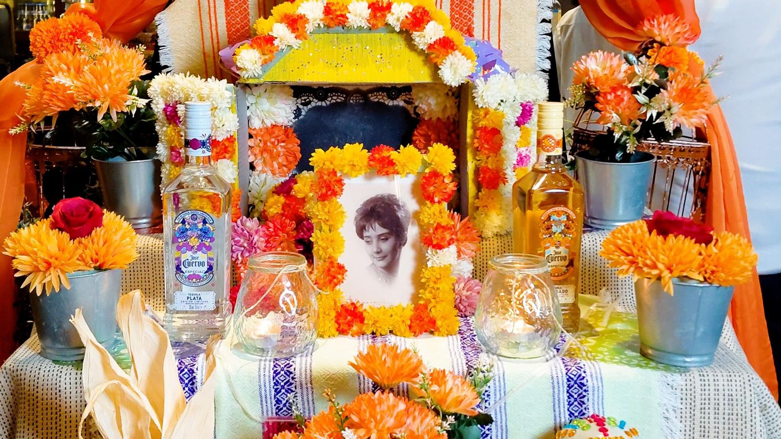 El altar está dedicado a Blanca Rosa Olvera Álvarez que era la madre de Carlos y falleció este año