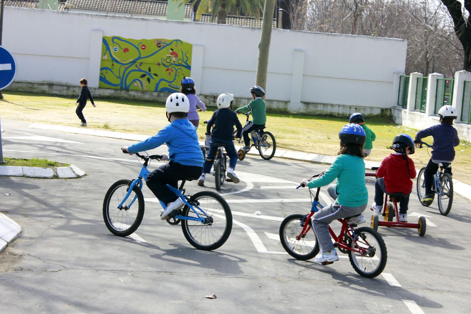 Un grupo de niños monta en bicicleta en el Centro de Educación Vial.