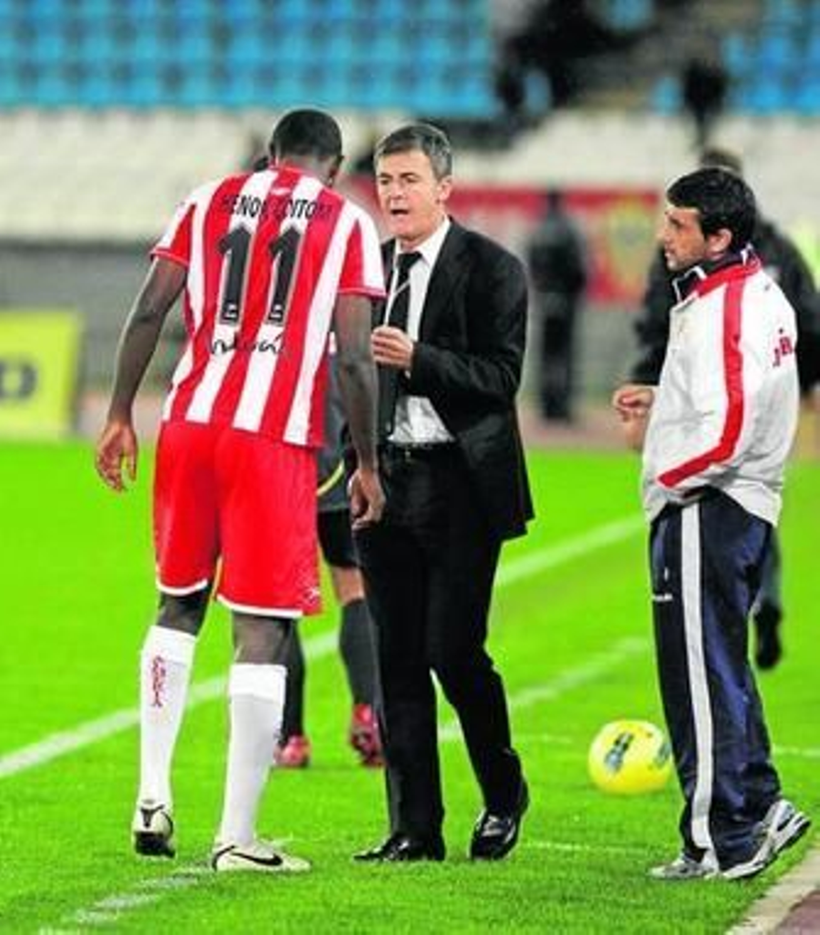 Lucas Alcaraz se dispone a dar entrada a Goitom en el campo.