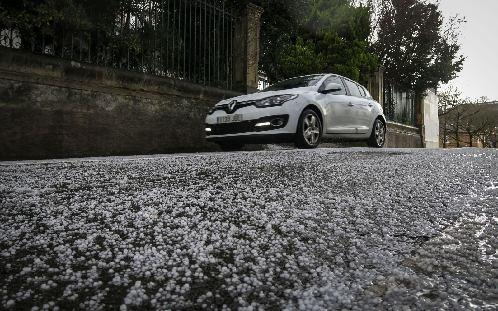 Granizo en el asfalto en una imagen de archivo.