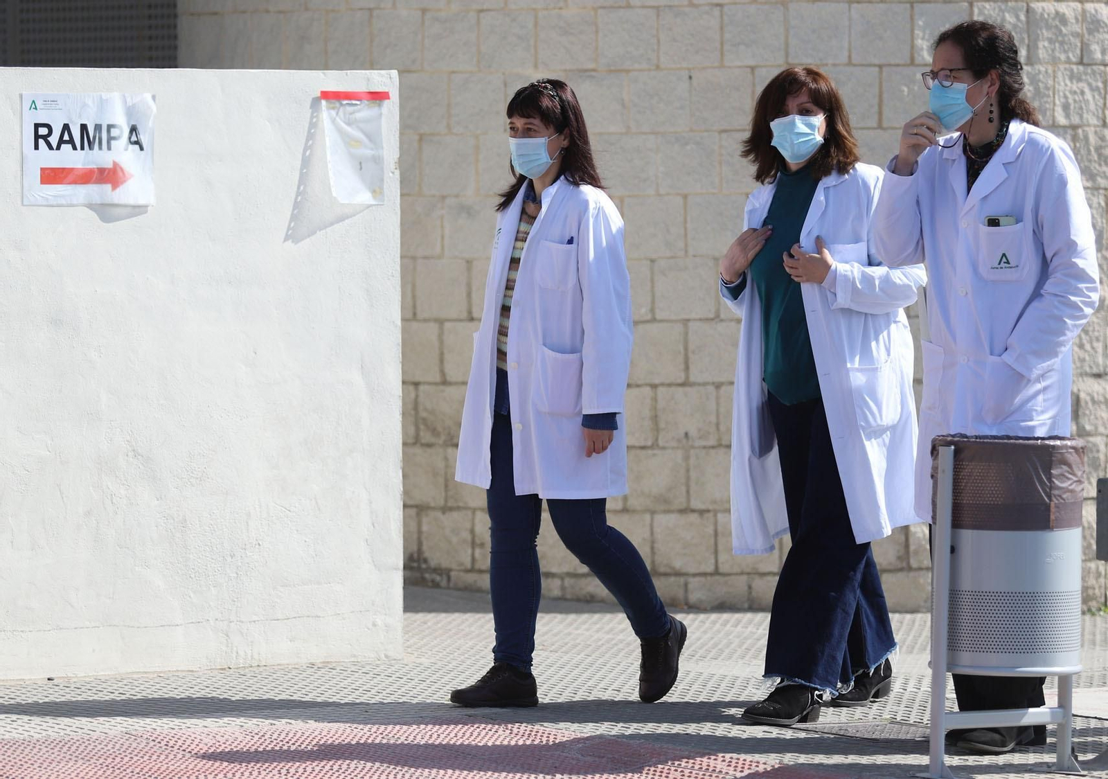 Tres sanitarios en los alrededores del Juan Ramón Jiménez