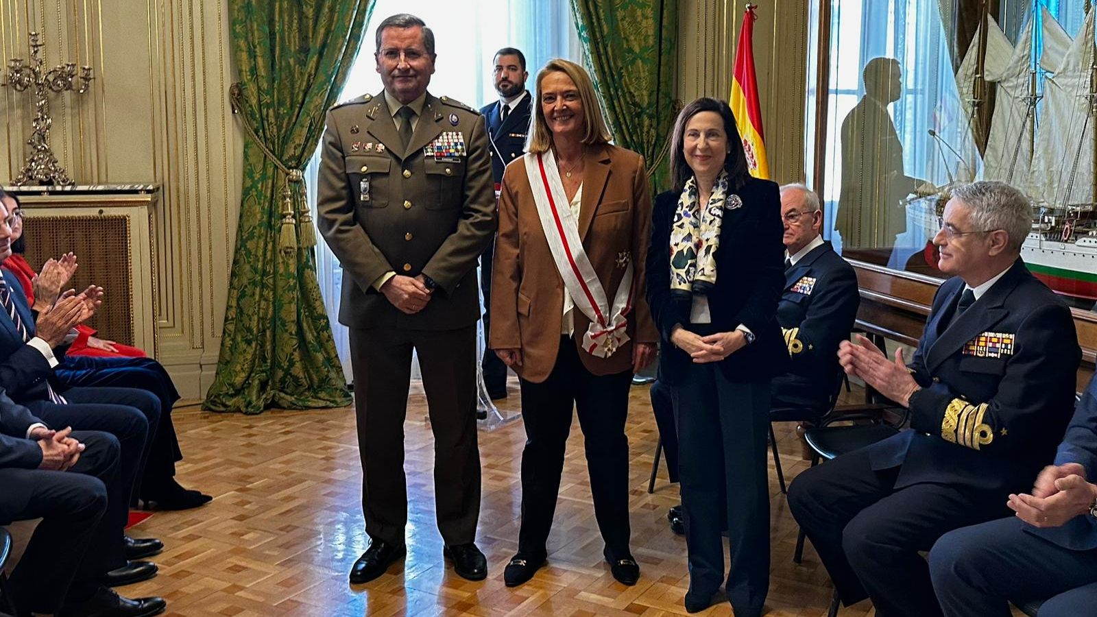 La alcaldesa de Motril tras recoger el distintivo