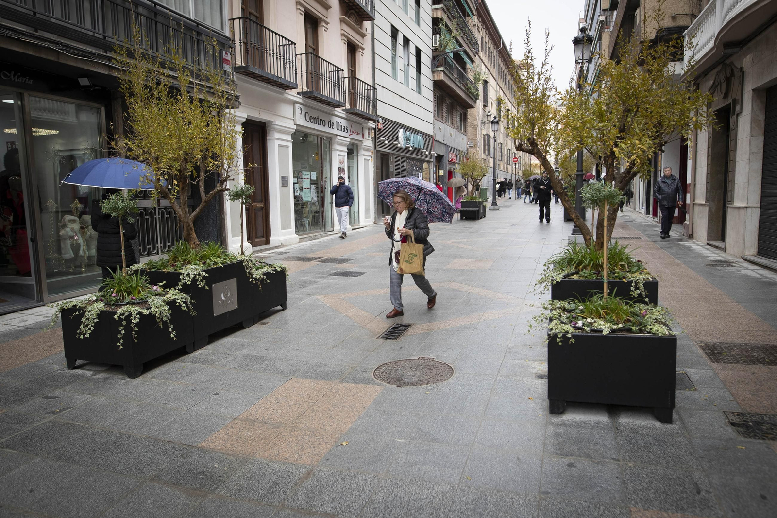 Fotos: así ha quedado la nueva calle San Antón, una de las vías más emblemáticas de Granada