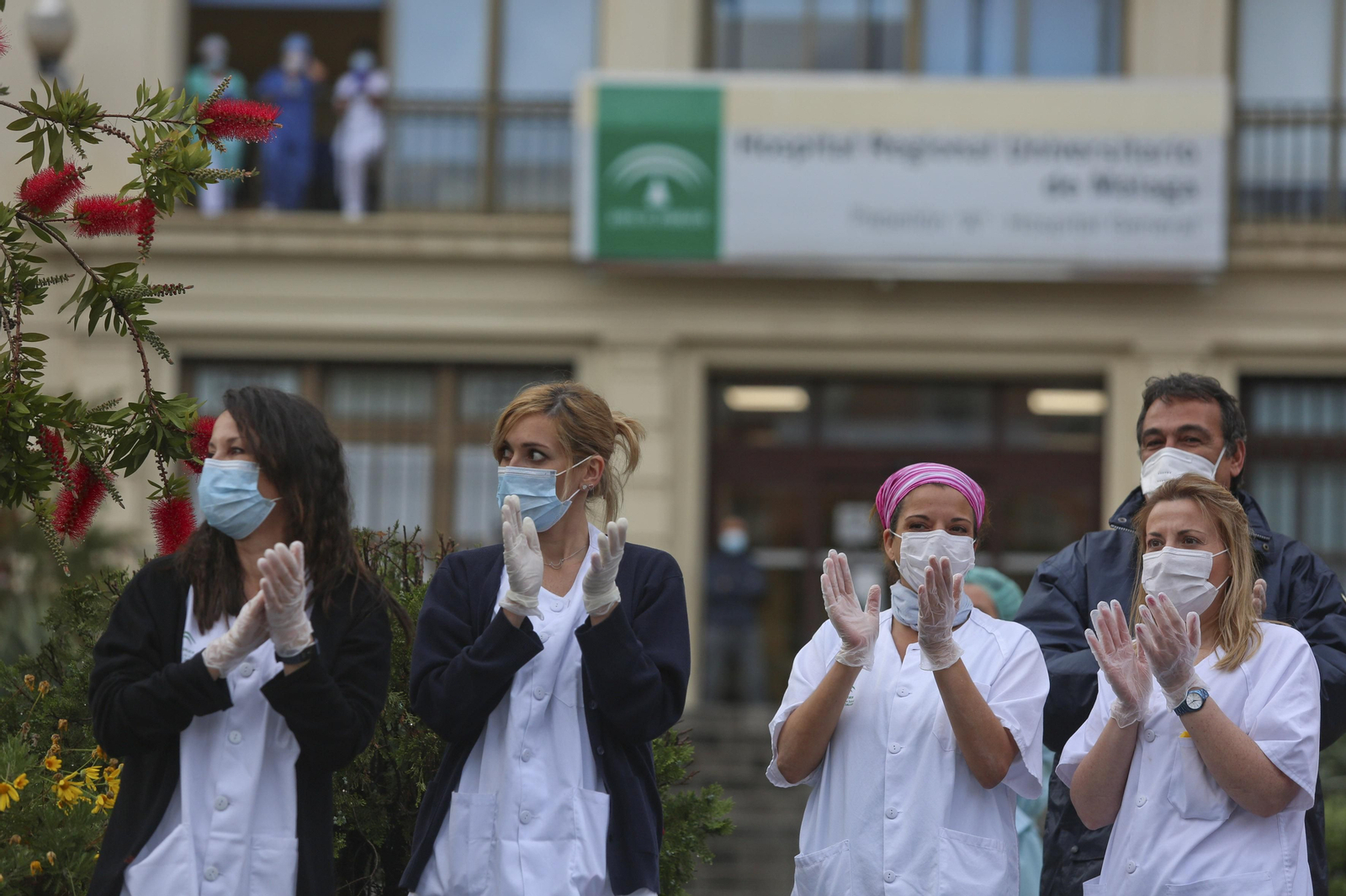 Coronavirus en Málaga: Aplausos que emocionan en el hospital Regional, en fotos