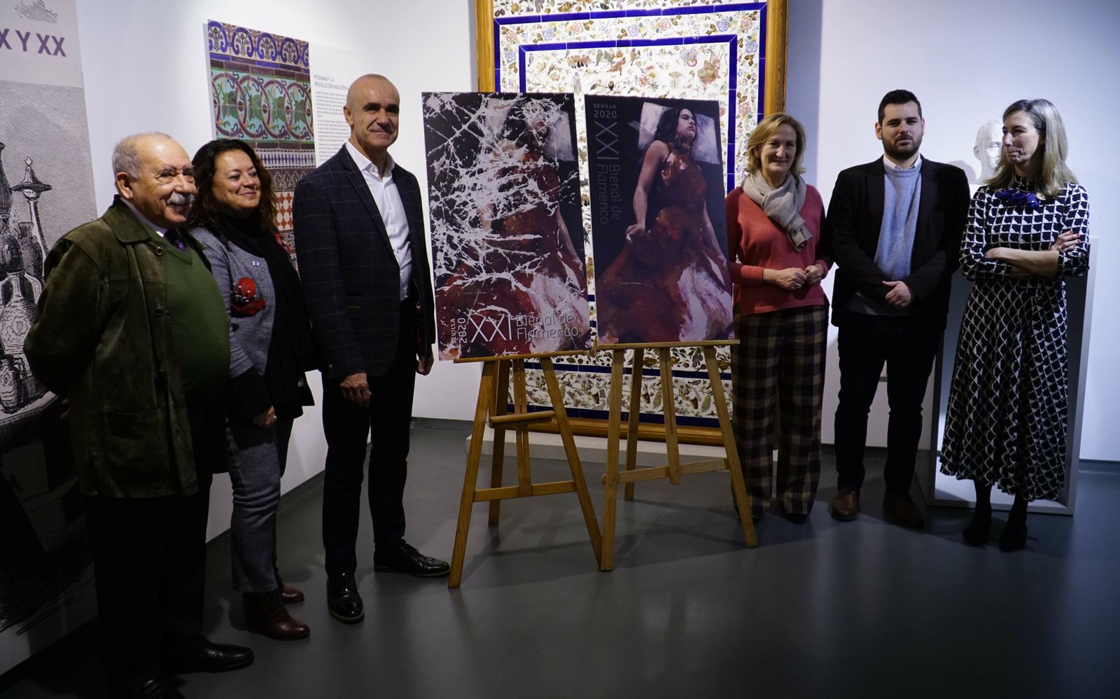 Las autoridades junto a la imagen de la Bienal creada por Lita Cabellut.