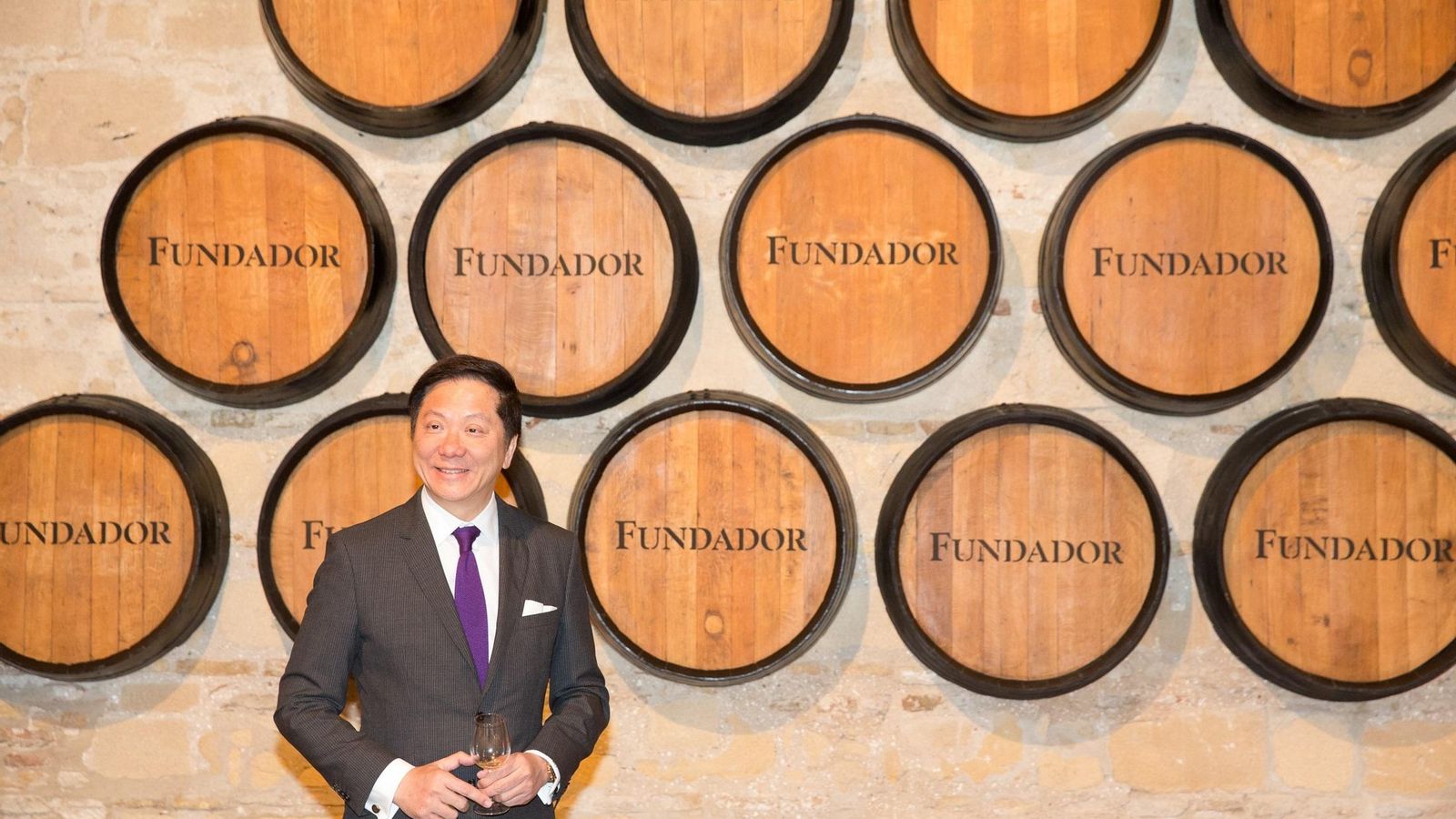 El magnate filipino en otro rincón de la antigua Domecq durante su visita tras la compra. El magnate filipino en otro rincón de la antigua Domecq durante su visita tras la compra.