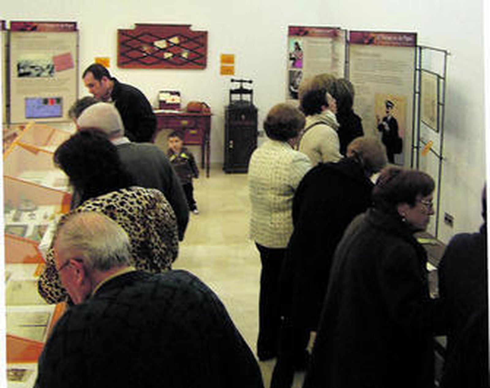 La exposición 'El tiempo es de papel' recoge viejos soportes de papel: cartas, libretas, diarios...