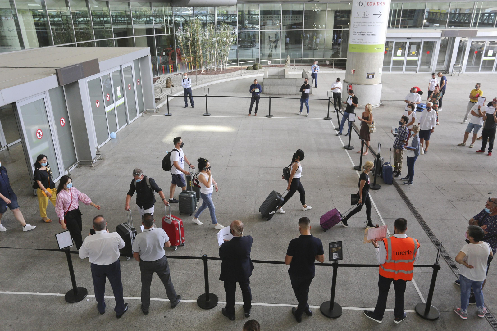 La llegada de los turistas al aeropuerto de Málaga, en fotos