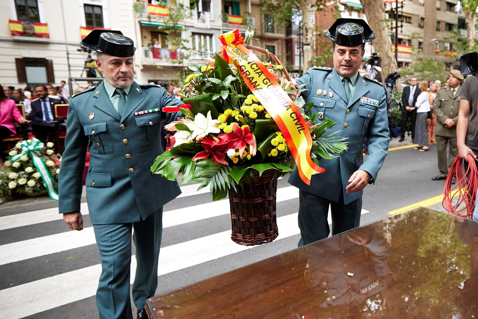 Granada se vuelca con la ofrenda floral en la Basílica de la Virgen de las Angustias
