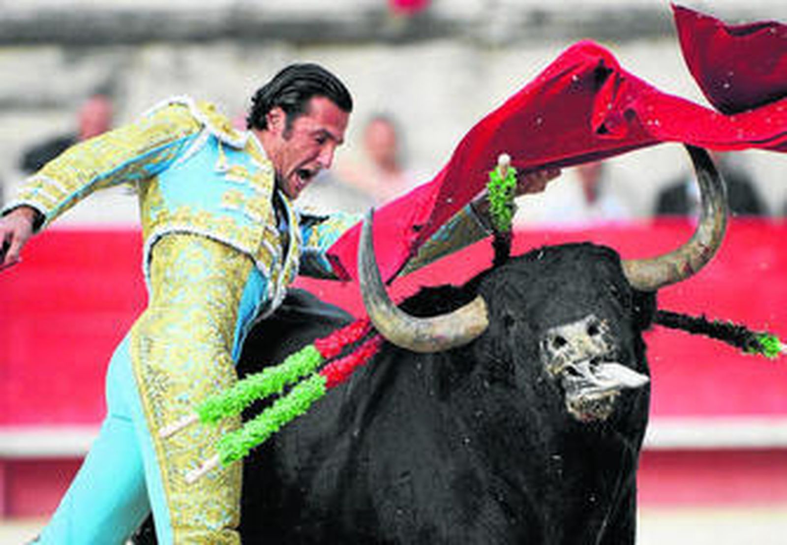 David Mora rematando una serie con un pase de pecho ayer en la plaza de Nimes.