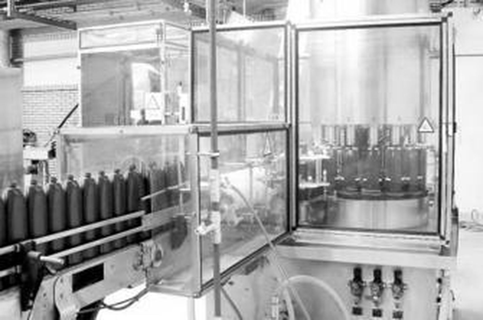 Línea de llenado alta velocidad que incrementa la capacidad de producción.