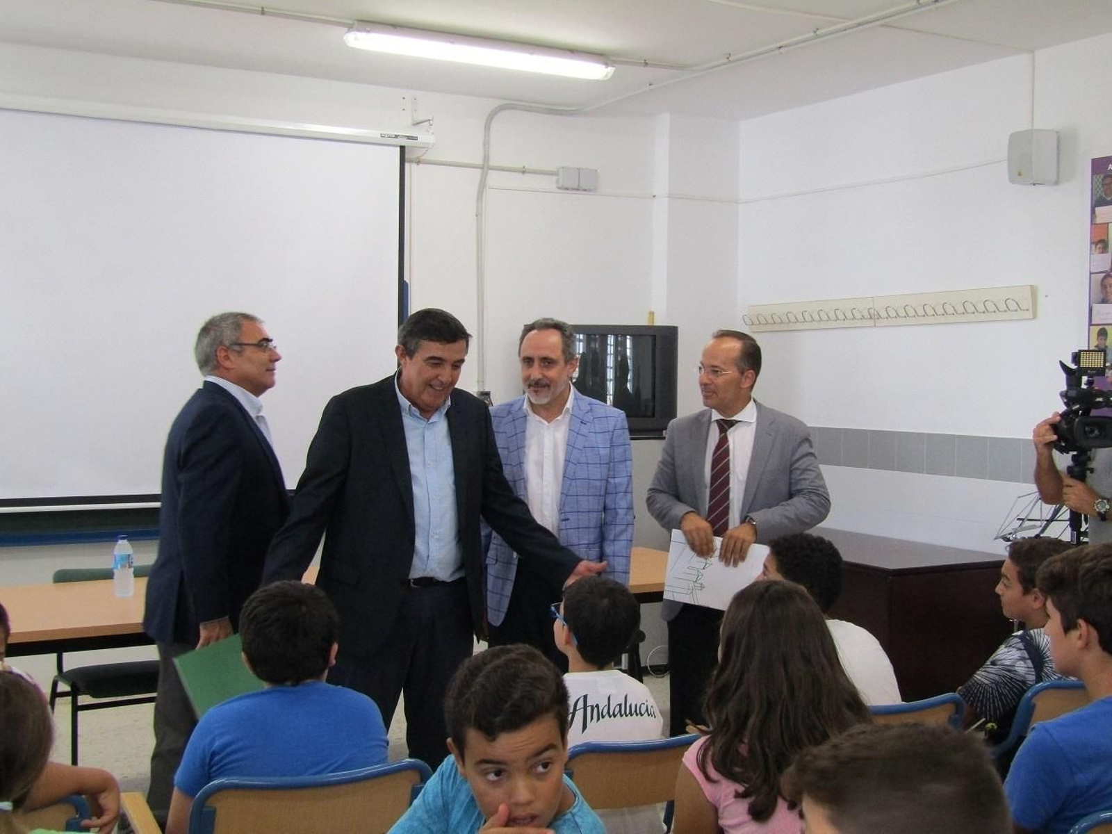 El delegado de Educación, Vicente Zarza, en el instituto El Valle de Hinojos.