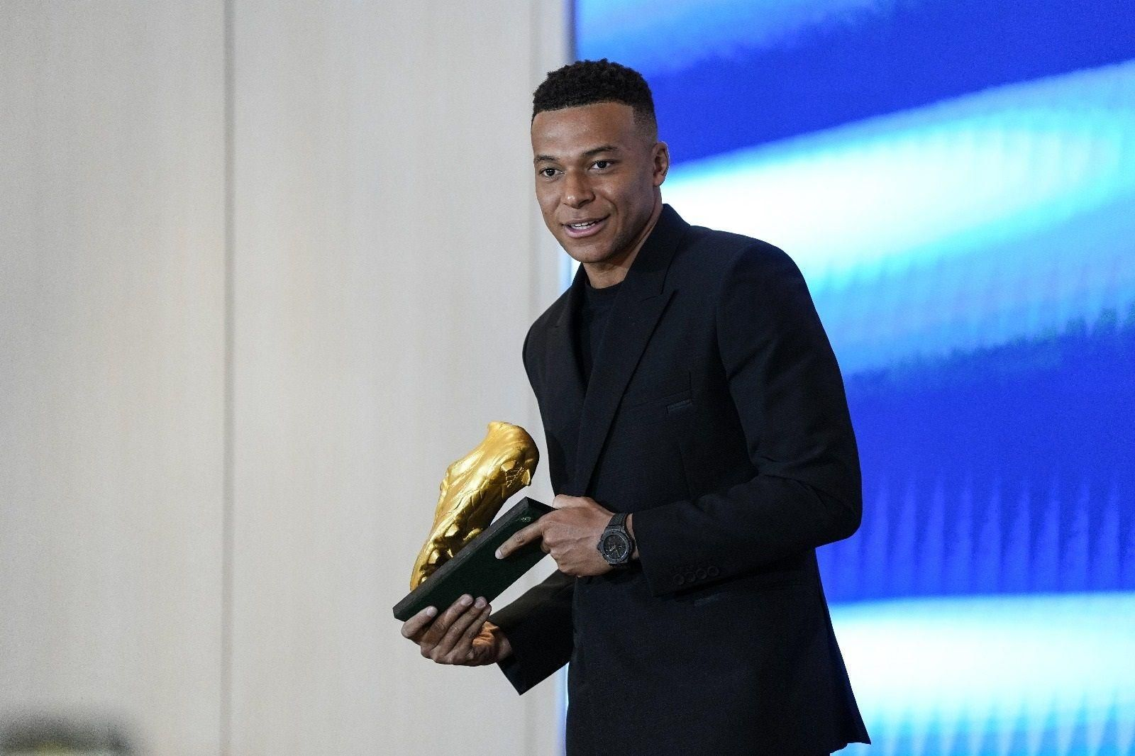 La entrega de la Bota de Oro a Mbappé, en imágenes
