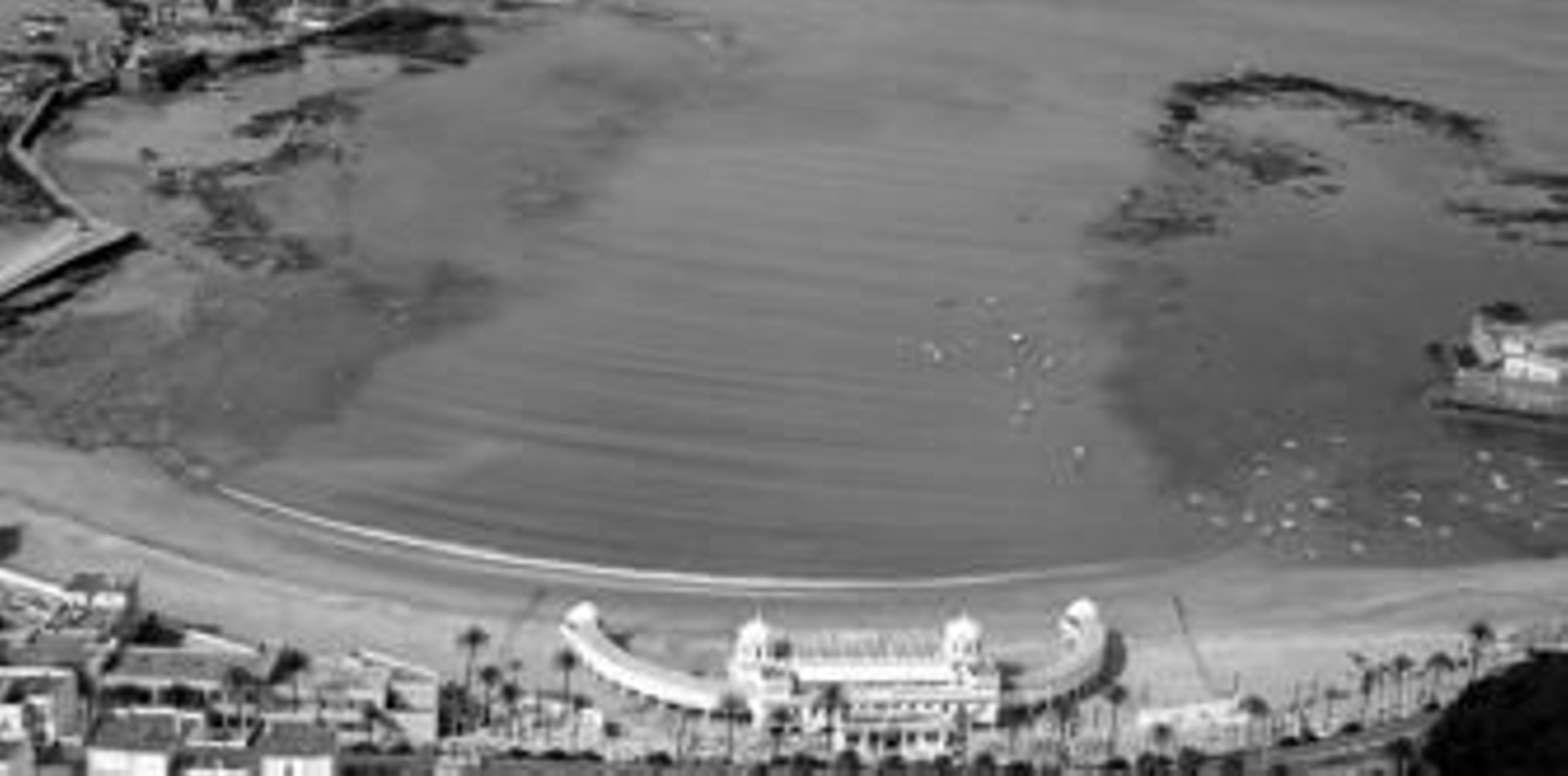 La Delegación Municipal de Playas apuesta por mejorar los servicios en la singular playa de La Caleta.