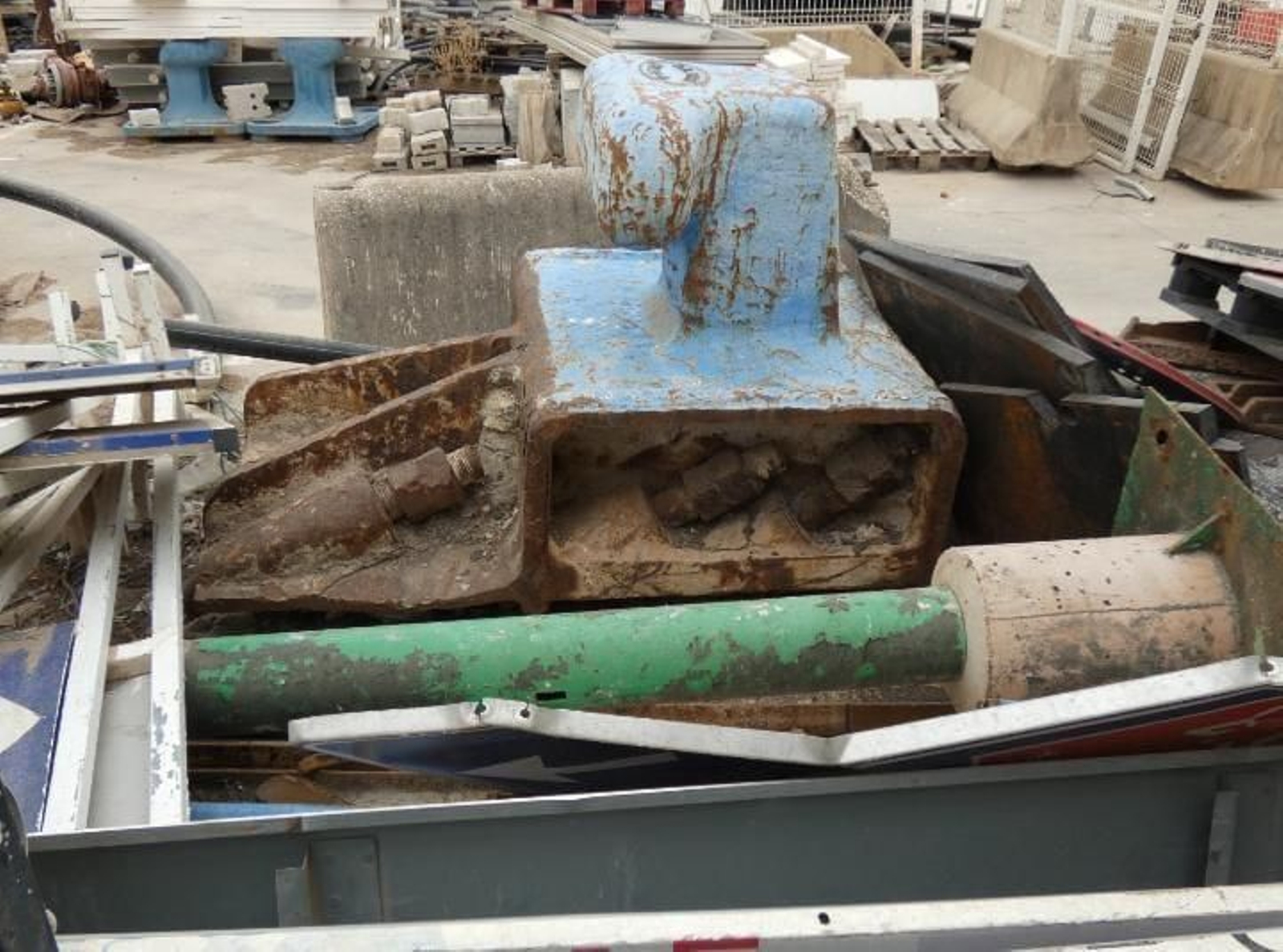 Noray con su anclaje en el patio del almacén del puerto de Málaga.