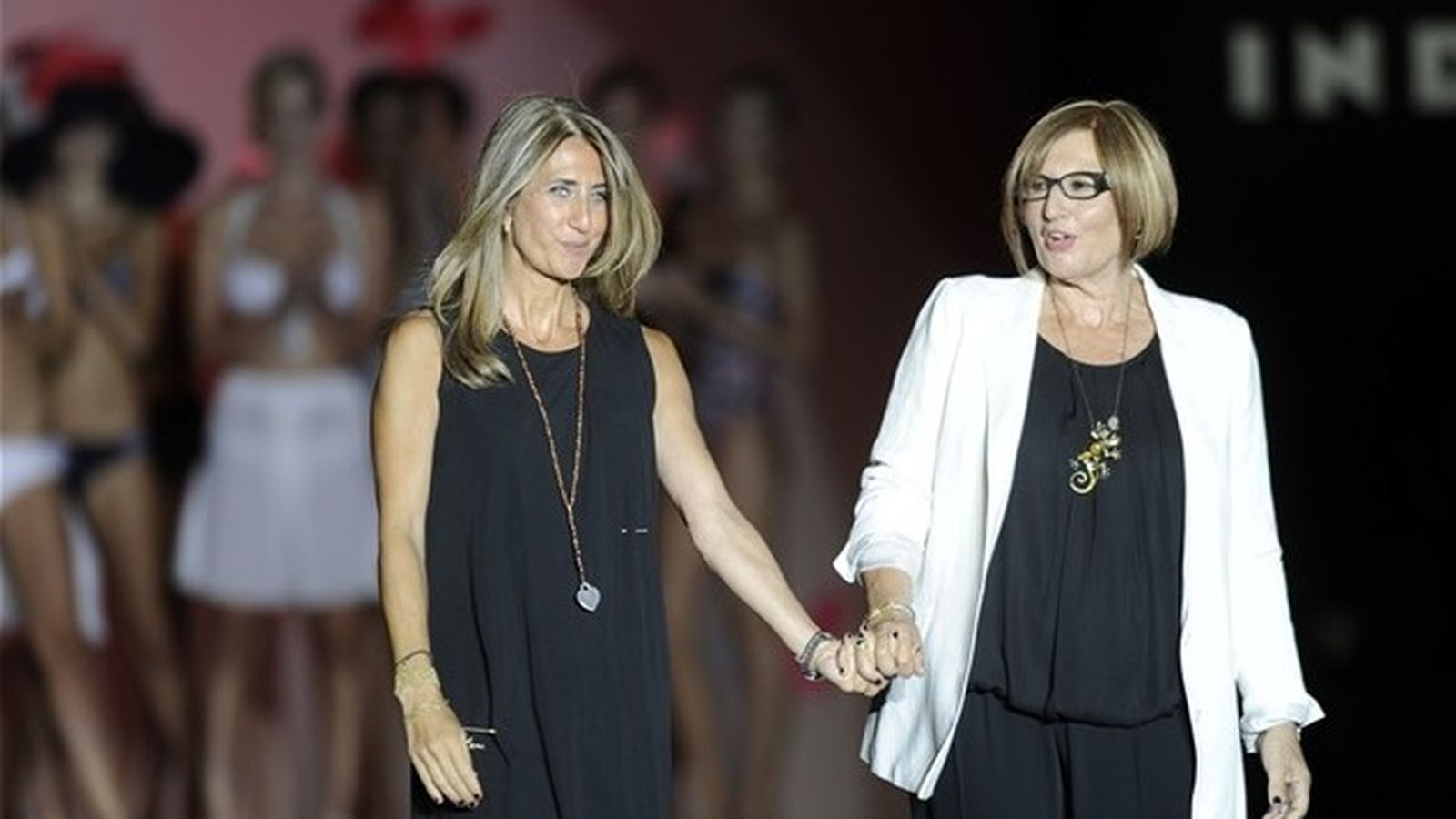 Belén Larruy (i.) con su madre, Guillermina Baeza, al final de un desfile en una imagen de archivo.