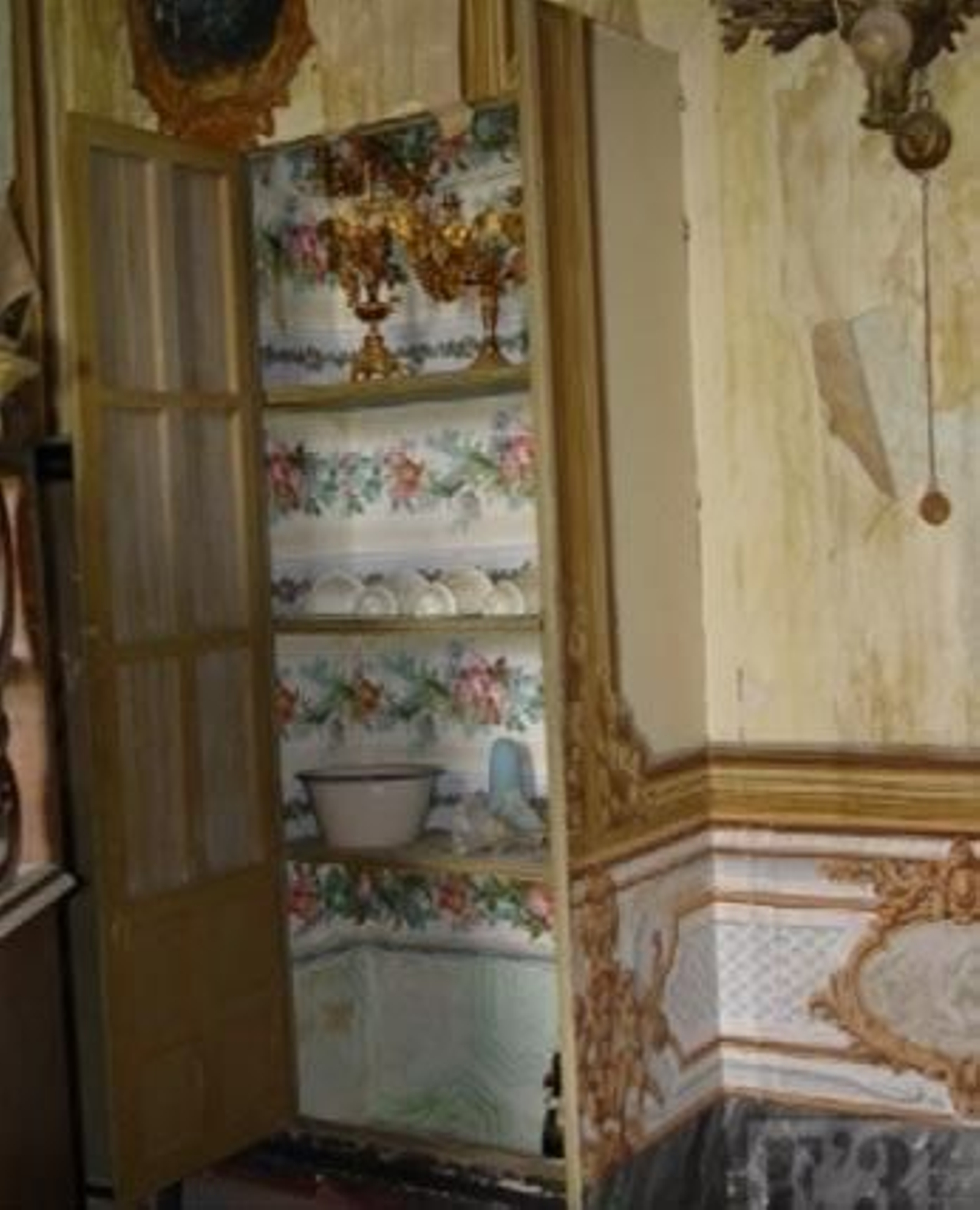 Un armario decorado.