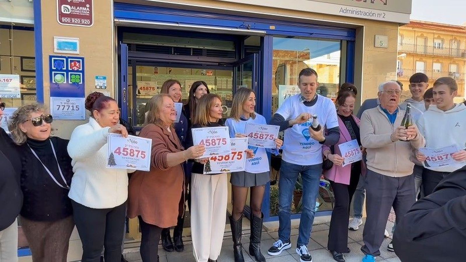 Vecinos y responsables de la administración número 2 de Las Cabañuelas, en Vícar (Almería), celebran el segundo premio del Sorteo Extraordinario de Lotería de 'El Niño '