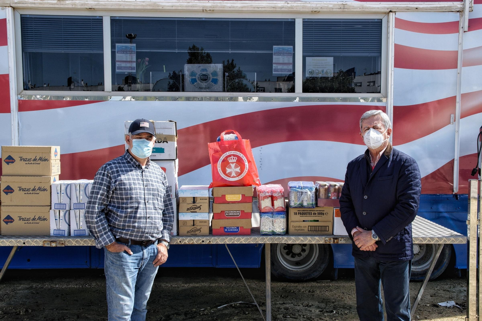 El presidente de Caballeros Hospitalarios y el responsable del circo Las Vegas, con los alimentos entregados.
