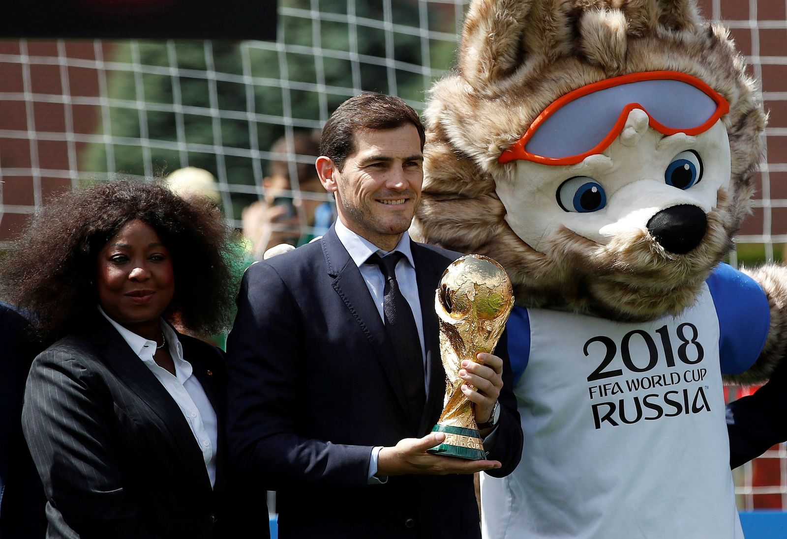 Casillas, con la Copa del Mundo, en el Mundial de Rusia.