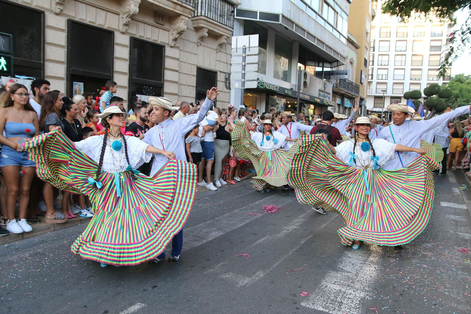 Las imágenes de la batalla de flores en la Feria de Almería 2023