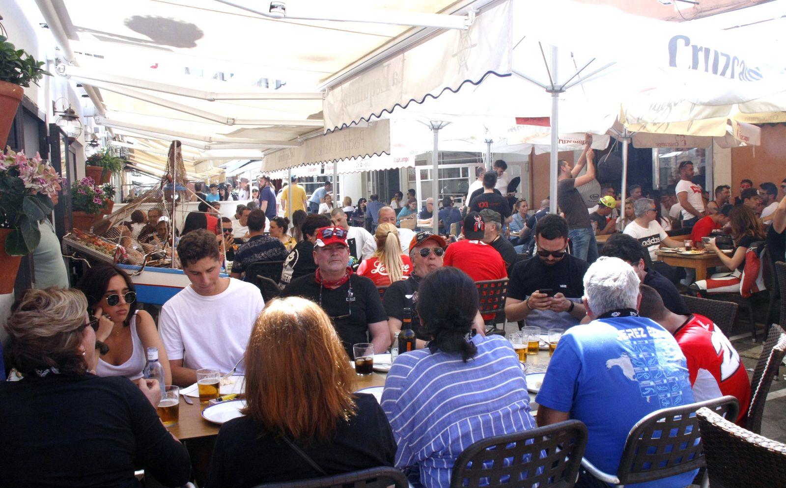 Varios grupos de aficionados a las motos disfrutando de la comida en la calle Misericordia, en pleno centro de la ciudad.