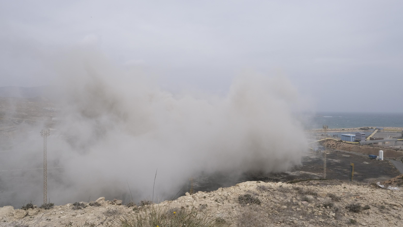 El derribo de la Torre Litoral de Endesa en Carboneras, en imágenes
