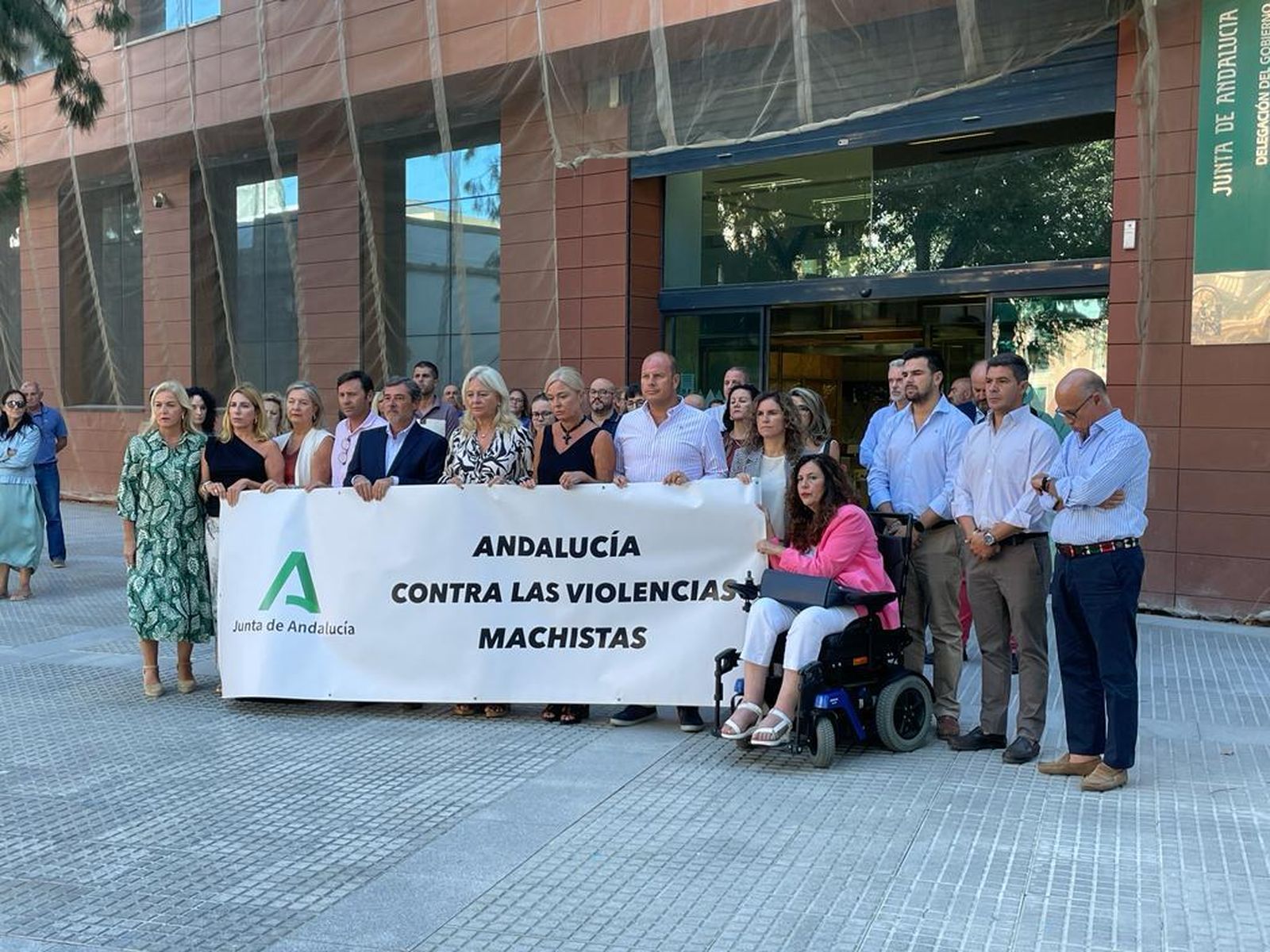 Minuto de silencio a las puertas de la Delegación del Gobierno andaluz en Cádiz.