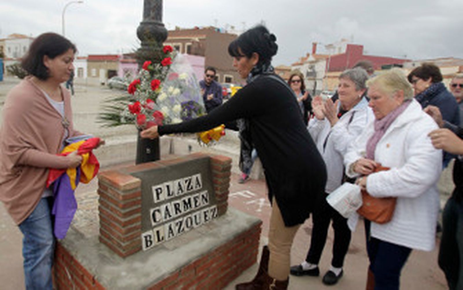 IU rotula la plaza Carmen Blázquez ante la pasividad del Ayuntamiento