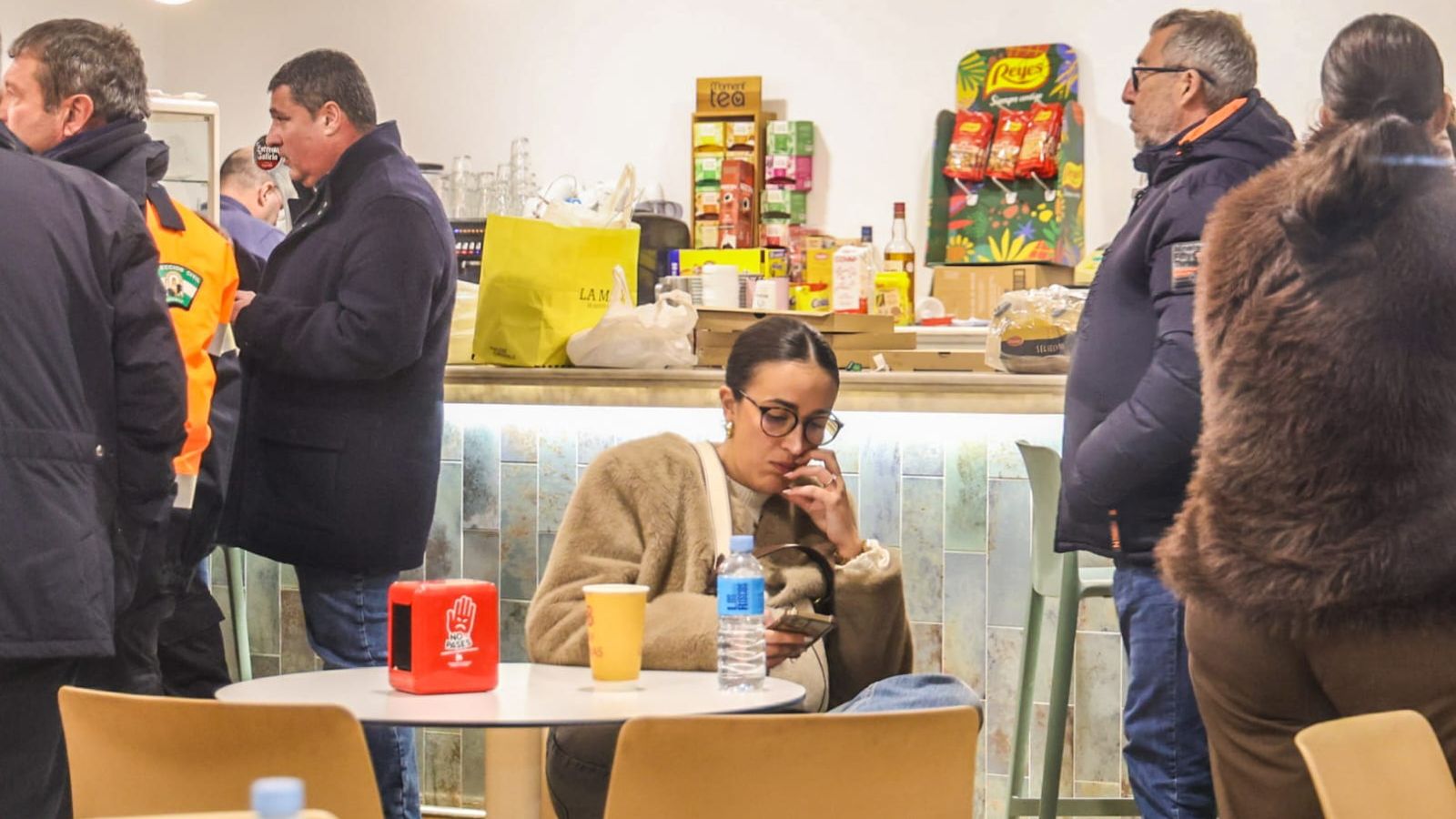 Una joven de Punta Umbría espera noticias de su tía Rocío Díaz, que viajaba en el Alvia Madrid-Huelva.