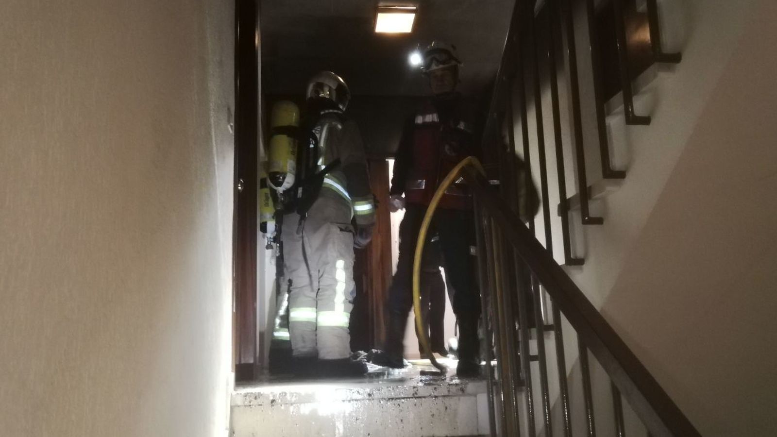 Los bomberos actuando en la quinta planta de un edificio de Marqués de Nervión donde se produjo un incendio.