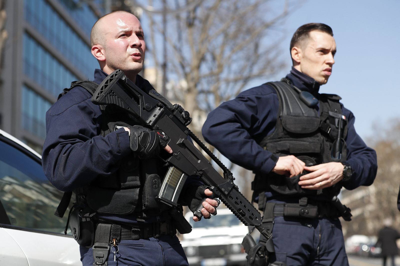 Agentes de policía montan guardia en los alrededores de la sede del Fondo Monetario Internacional (FMI) en París