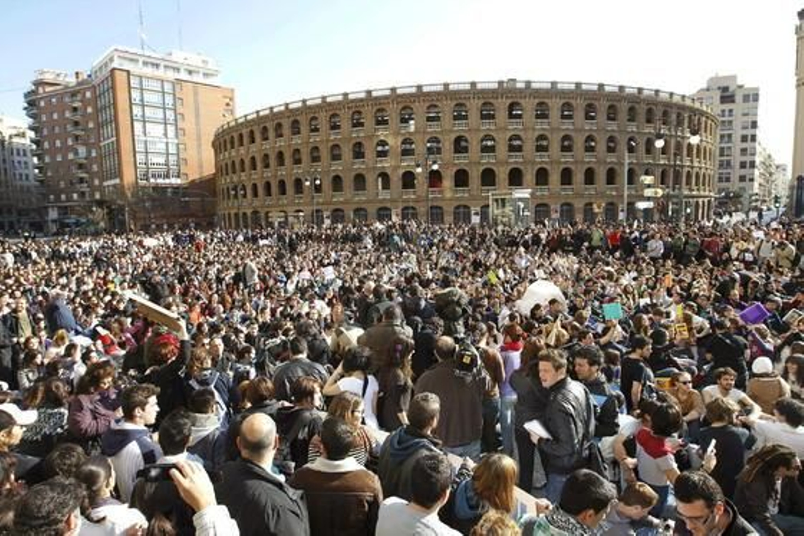 Miles de personas se manifiestan tras las duras cargas policiales.

Foto: efe/afp/reuters