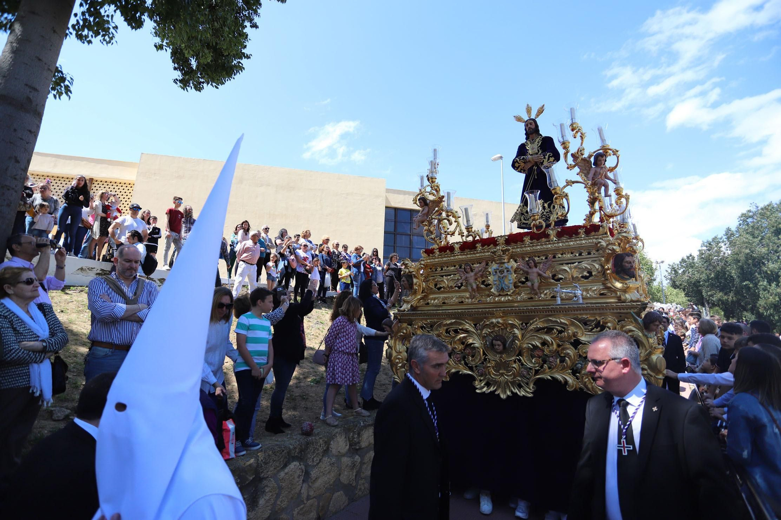 Imágenes del recorrido de la Hermandad del Cristo Cautivo de Huelva