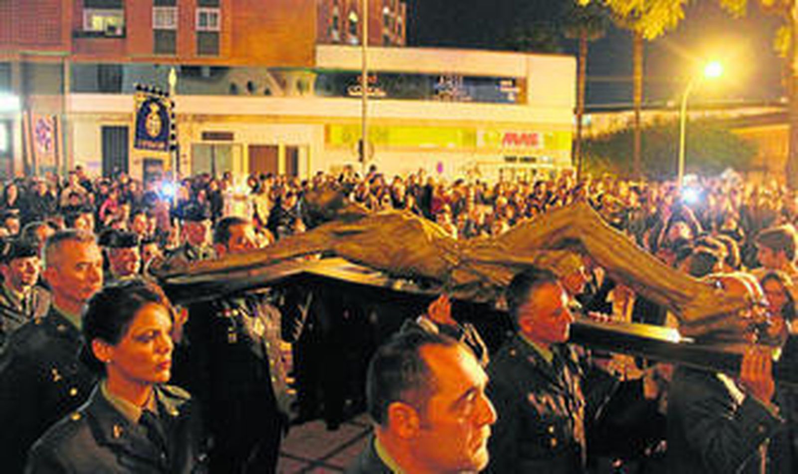 Traslado del Cristo de la Expiración a su salida de la parroquia de San Pedro.