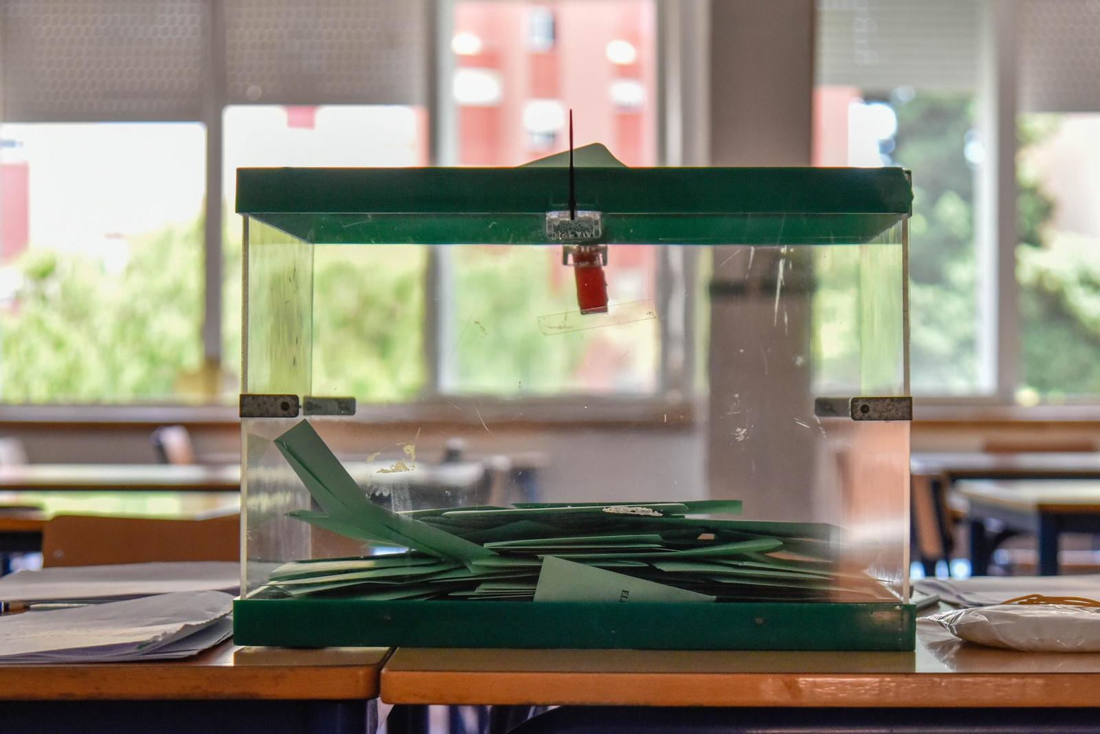 Un ciudadano deposita su voto en una urna.