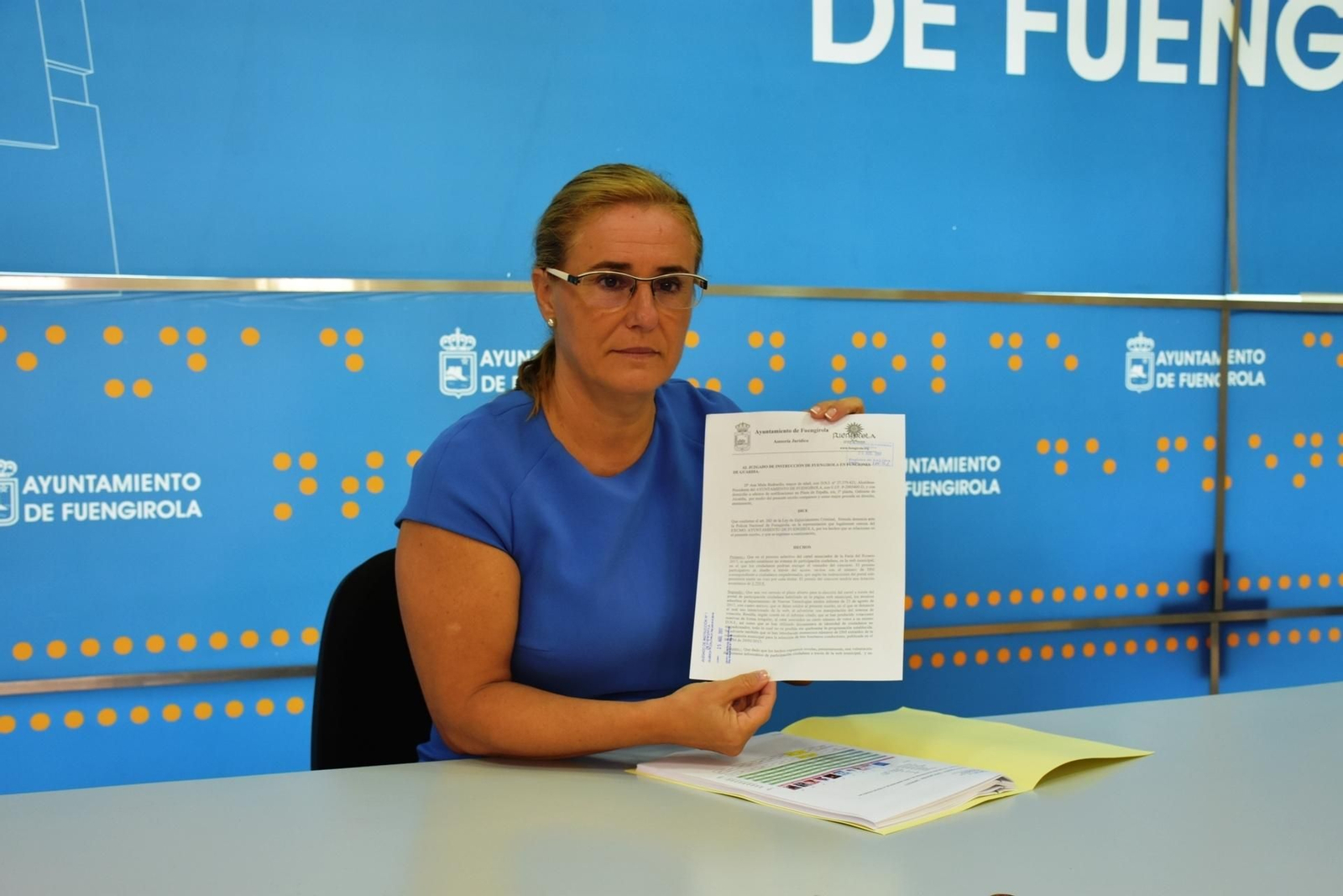 Ana Mula muestra la denuncia presentada en el juzgado.