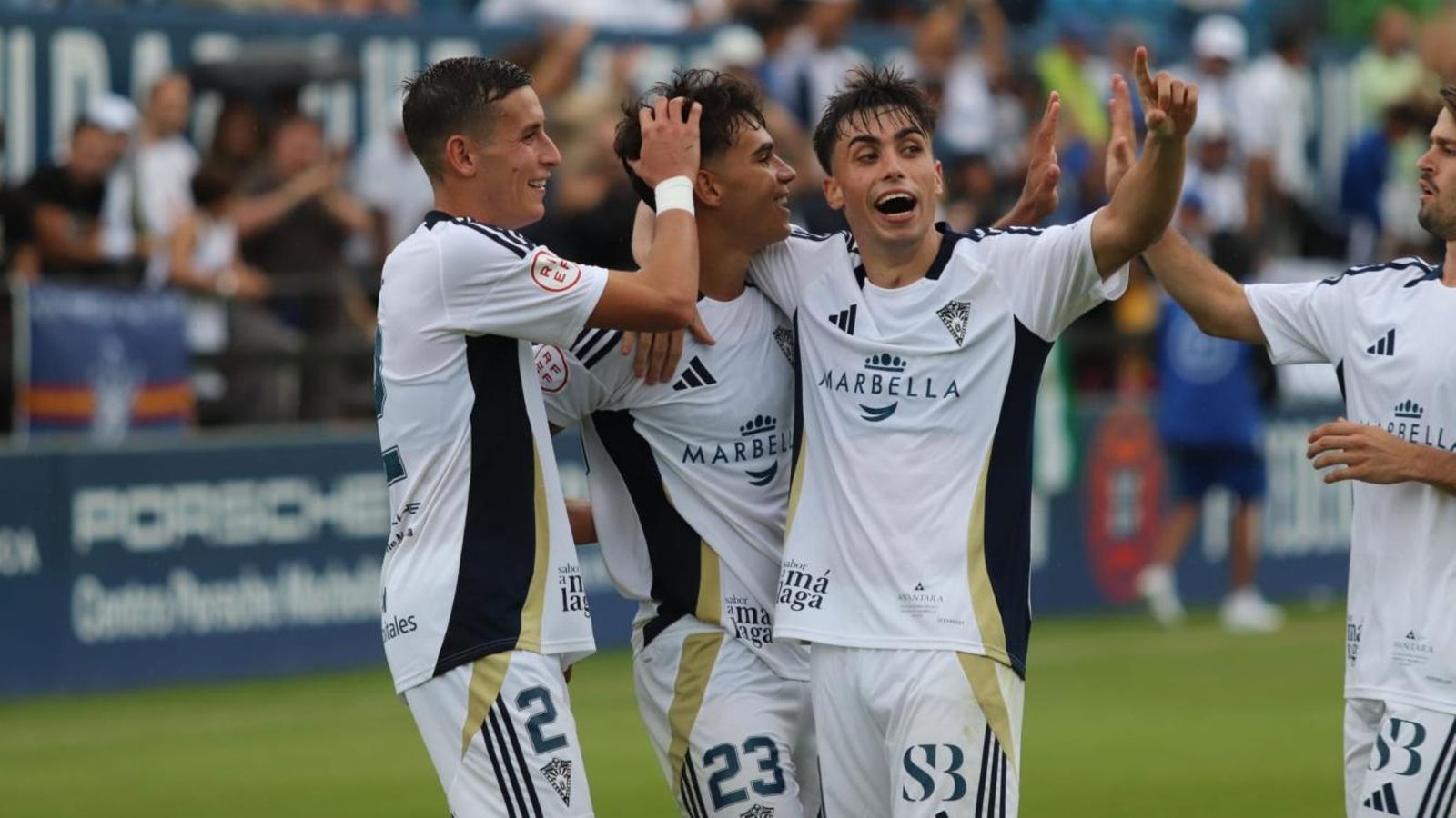 Marcos Peña celebra su primer tanto con el Marbella junto con sus compañeros.