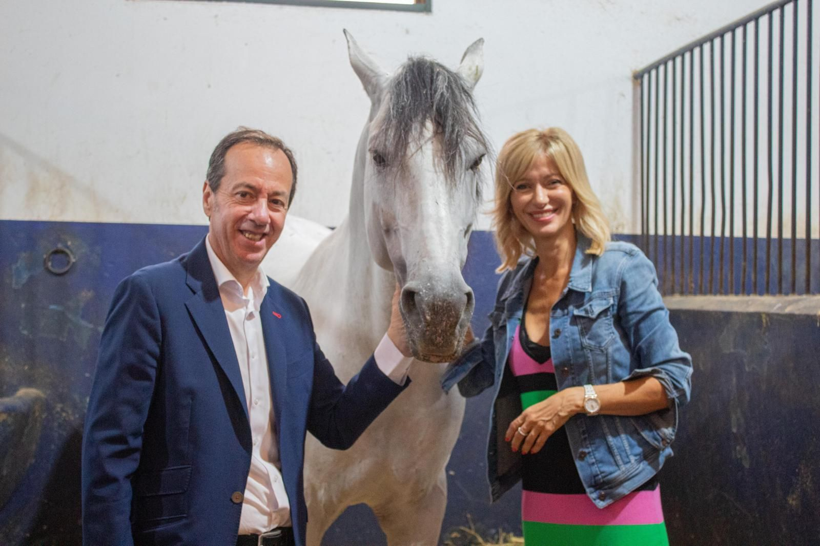 Susana Griso, en la Real Escuela Andaluza de Arte Ecuestre, junto al director Rafael Olvera.